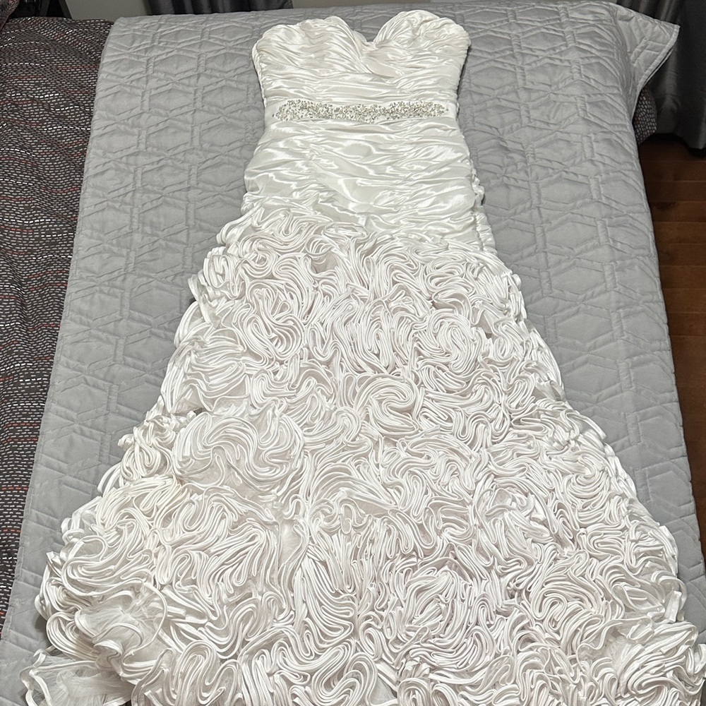 Elegant Spanish Style Sweetheart Neckline Ruffle Hem Gusset Back Wedding Dress